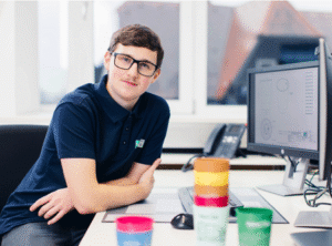 Zaměstnanec při plánování technického výlisku