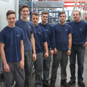 Lehrlinge mit Ausbilder Fries Kunststofftechnik Lehrlinge mit Ausbilder