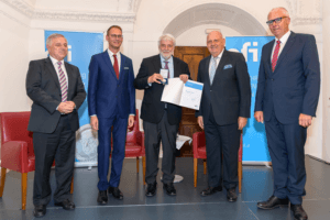 Médaille H.F. Mark remise à l'ingénieur Thomas Rhomberg