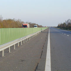 Blendschutz entlang der Autobahn