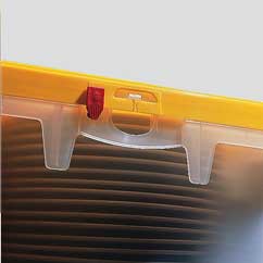 transparente Geschirrtransportbox mit farbigem Deckel