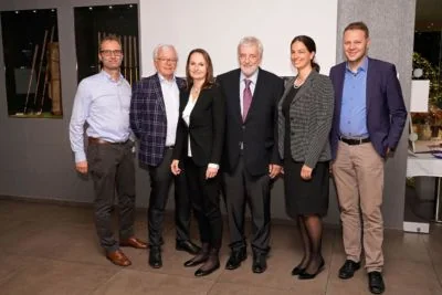 v.li: Gerhard Marte (Geschäftsführung Fries) / Martin Rhomberg (Gesellschafter Fries), Sylvia Hofinger (Fachverband der Chemischen Industrie Österreichs) / Thomas Rhomberg, Katharina Rhomberg, Gerhard Bertsch (Geschäftsführung Fries) Fries Kunststofftechnik GmbH - Verabschiedung Thomas Rhomberg in den Ruhestand