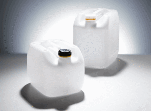 deux bidons en plastique de couleur naturelle