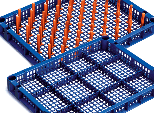 Panier de nettoyage tech-rack custom+ avec des broches oranges et des séparateurs bleus pour le positionnement des pièces