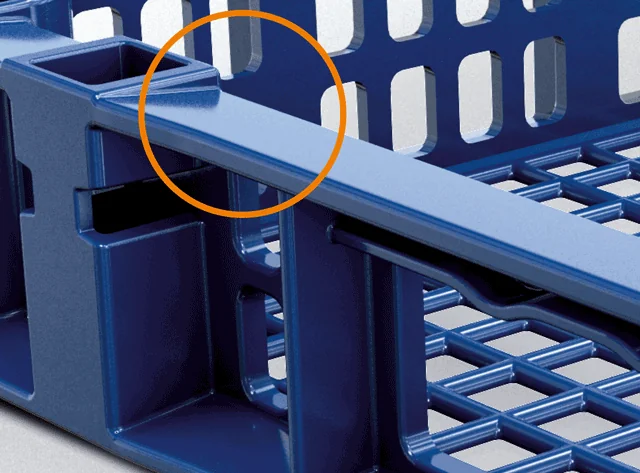 Reinigungskorb tech-rack custom+ mit abgeschrägten Stapelrändern