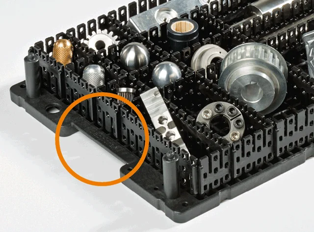 Befüllter Werkstückträger techtray mit Griffmulde für einfache Handhabung